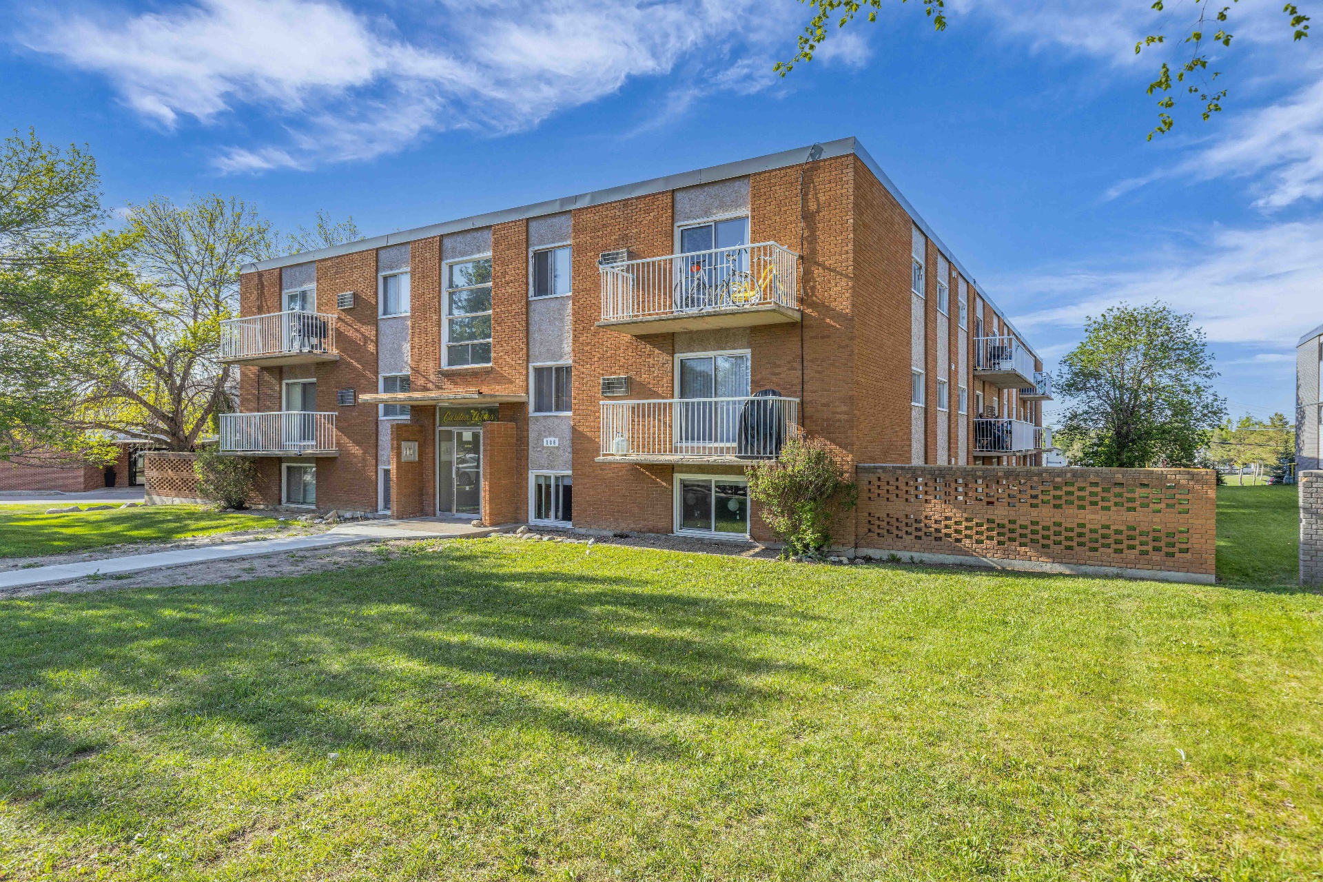 萨大10分钟｜顶楼一房翻新公寓火热出售！—— 林与唐地产 - 3